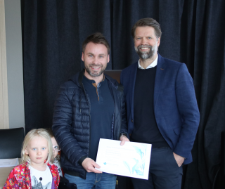 Jón Benedikt tekur við styrknum frá Jóni Ingva