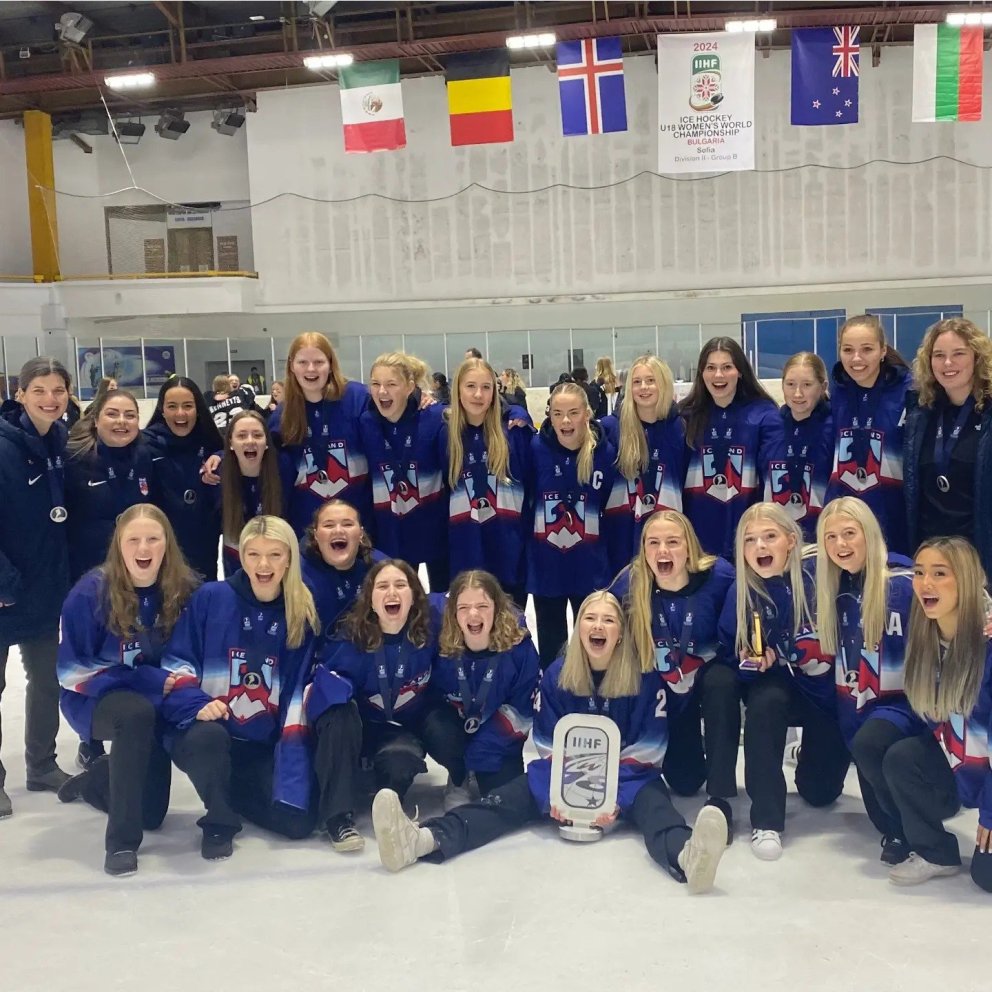 Íslenska U18 kvennalandsliðið með silfurverðlaun á HM í Búlgaríu