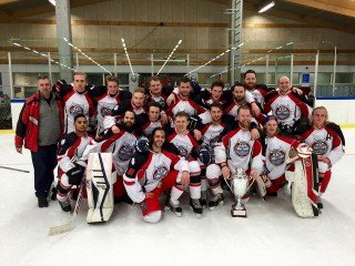 Víkingar með bikarinn í gærkvöld (mynd: Rúnar F.)