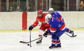 Kolbrún í baráttu um pökkinn (mynd: Elvar Pálsson)