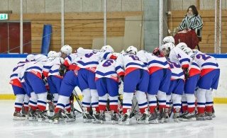 Kvannalandslið Íslands hefur leik í dag