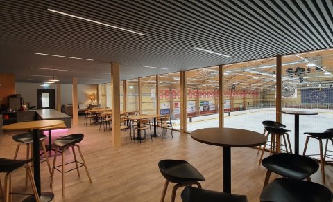 Kosning milli þriggja nafna á félagssal