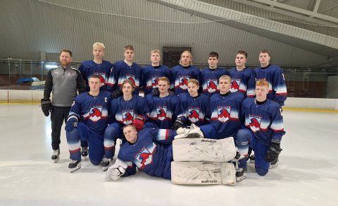 SA drengir í U20 landsliði Íslands 2025 ásamt þjálfaranum Sheldon Reasbeck.