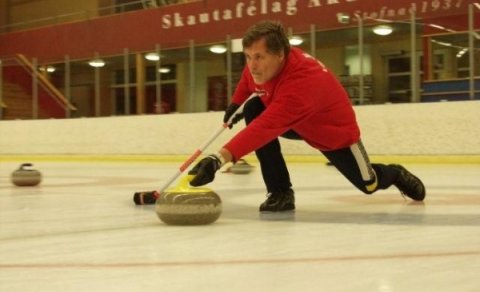 Gísli Kristinsson hefur oftast allra orðið Akureyrarmeistari í krullu, þrisvar sinnum. Myndina tók Á…