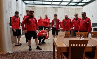 Leikmenn að snæða síðustu máltíðina