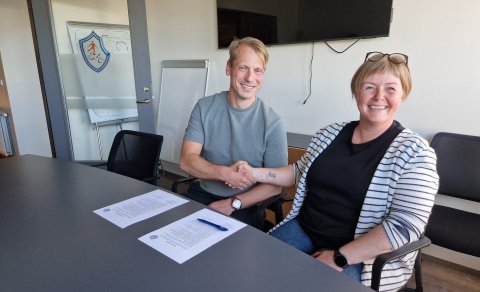 Emil Alengård nýr þjálfari SA og Elísabet Ásgrímsdóttir formaður ísokkídeildar SA við undirskriftina&hellip;