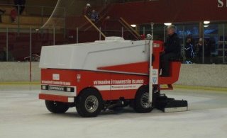 Reynir Sigurðsson á Zamboni. Mynd: Árni Arason