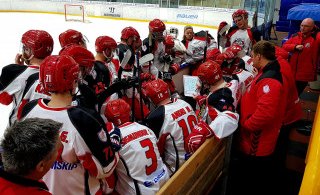 Jussi teiknar upp leikkerfi fyrir leikmenn