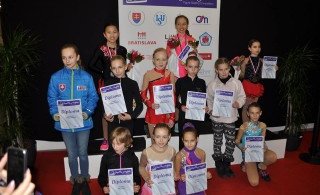 Stelpurnar okkar á verðlaunapalli