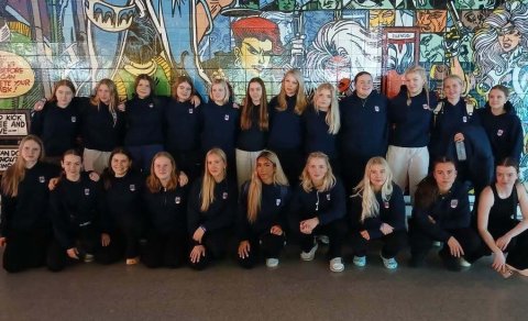Íslenska U18 stúlkna landslið Íslands 2025 á Keflavíkurflugvelli