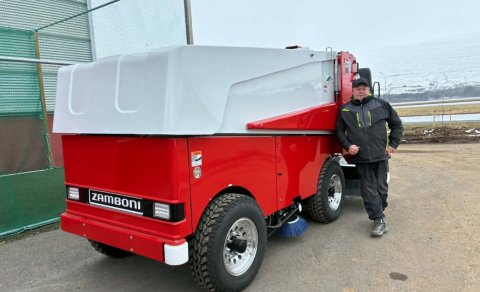 Steini svellagerðarmaður og nýji Zamboni 552 íshefilinn.