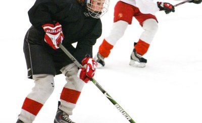 Bergþóra með pökkinn og Vigdís sækir að. Ljósmynd: Jódís Eva