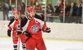 Andri fagnar marki (mynd: Elvar Pálsson)