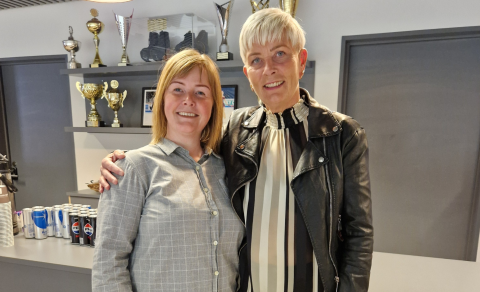 Elísabet Inga Ásgrímsdóttir (til vinstri) nýr formaður íshokkídeildar og Ólöf Björk Sigurðardóttir (…