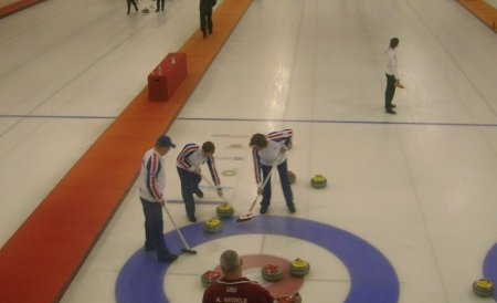 Úr leik Íslands og Wales. Jens og Sveinn sópa en fyrirliðar liðanna, Jón Ingi Sigurðsson og Adrian M…