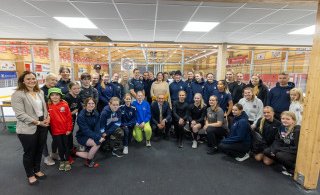 Forsetahjónin ásamt kvennalandsliðum Íslands (D.S)