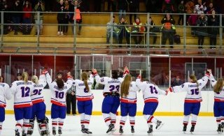 Íslenska kvennalandsliðið í íshokkí hefur leik á Heimsmeistaramótinu á morgun