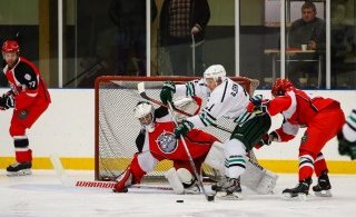 Úr leiknum í gærkvöld. (mynd: Elvar Pálsson)