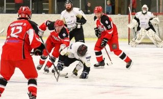 Úr leiknum í gærkvöld (mynd: Elvar Pálsson)