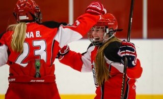 Ynjur fagna marki (mynd: Elvar Pálsson)