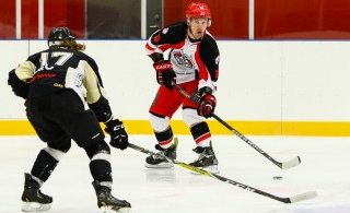 Jussi Sipponen með pökkinn (mynd: Elvar Pálsson)