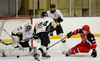 Úr leiknum í gærkvöld (mynd: Elvar Pálsson)