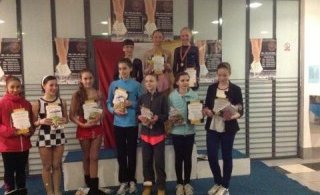 Emilía á verðlaunapalli ásamt öðrum keppendum.