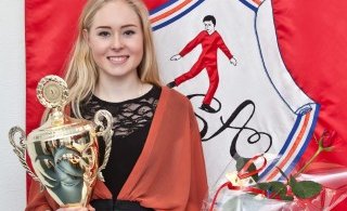 Emilía með verðlaunin (mynd: Ásgrímur Ágústsson)