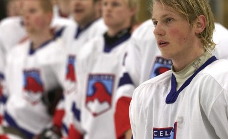 Landsliðið hlustar á þjóðsönginn - ljósmynd Kristján Maack