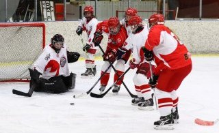 Úr leiknum í gærkvöld (mynd: Elvar Pálsson)