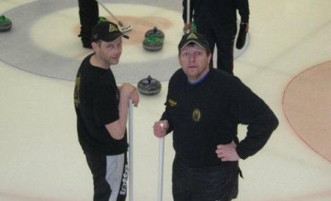 Riddarar mættu Skyttunum í fyrstu umferð Ice Cup. Hér velta Sævar og Tryggvi vöngum en ljósmyndarinn…