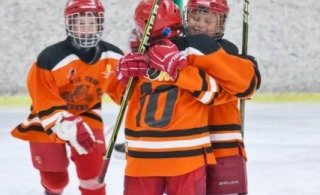 Tatiana Nikitina og Tatiana Sukhova bíða á Reykjavíkurflugvelli í morgun. Myndina tók ein af bandarí…