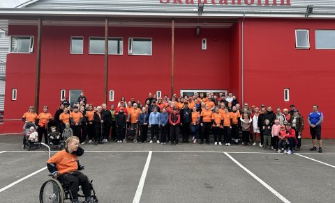 100 manns sprettu úr spori frá Skautahöllinni í gær