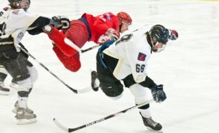 Ingvar tekur á flug í sókninni. Ljósmynd Ásgrímur