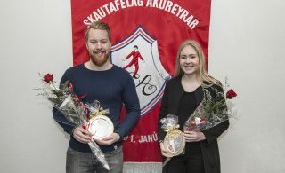 Andri og Emilía með verðlaunin (mynd: Ási)