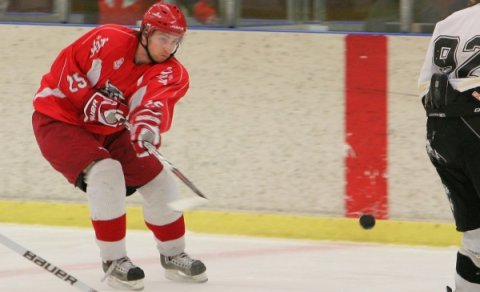 Ingvar Þór lætur vaða á markið.  Ljósmynd Ásgrímur Ágústsson