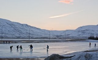Spilað úti í blíðunni á milli leikja, á skónum.