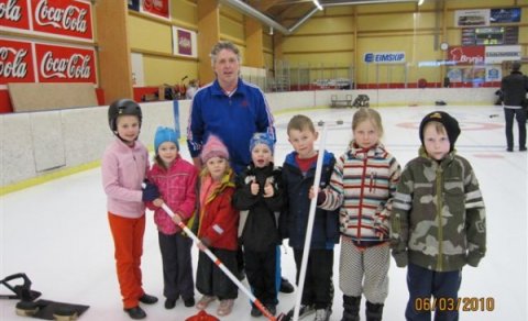 Börnin skemmtu sér vel við að prófa krullu á opnu húsi.