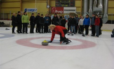 Yfir 70 manns á svellinu - hér er hluti hópsins, starfsfólk Sjúkrahússins að æfa sig fyrir Ólympíule…