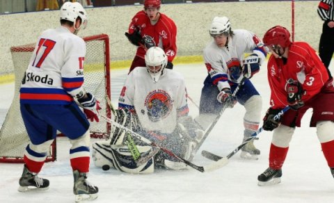 Ævar stóð sig vel í marki SR.  Mynd Sigurgeir Haraldsson