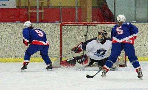 Sarah Smiley skorar eina mark liðsins í fyrri leik. Ljósm.Sigurgeir Haraldsson