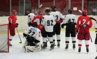 Húnarnir eiga eitthvað vantalað við Simma!!