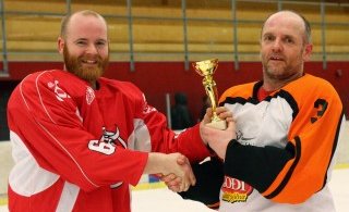 Davíð tekur við bikarnum.