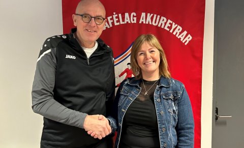 Jóhann Guðjónsson frá Jako og Elísabetu Ásgrímsdóttir formaður íshokkídeildar SA.