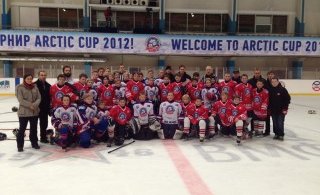 Íslenska og kanadíska liðið. Mynd: Birgir Reyniss.