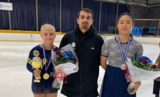 Sædís og Freydís ásamt Sergey þjálfara SA.