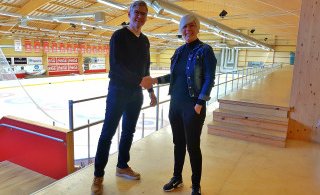 Sami og Ollý formaður handsala samninginn