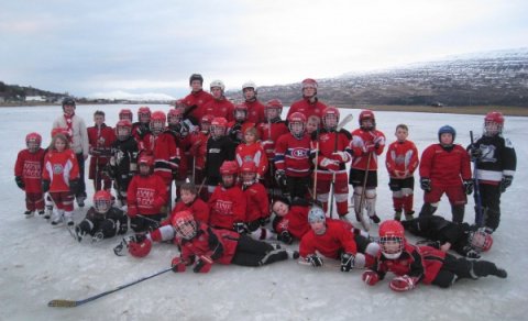 Kátir krakkar á tjörninni ásamt þjálfurum