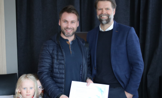 Jón Benedikt tekur við styrknum frá Jóni Ingva