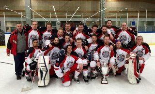 Víkingar með bikarinn í gærkvöld (mynd: Rúnar F.)